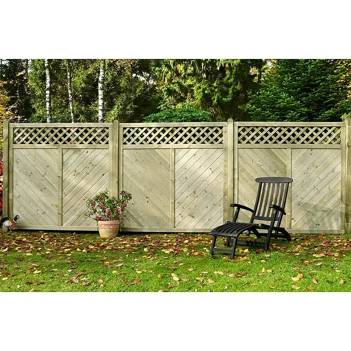 T & J Sichtschutzelement Classic Diagonal - B x H: 180 x 180 cm, Holz, Mit Gitter - Der hölzerne Gartenzaun mit Lattenmuster und einer schwarzen Gartenliege mit Fußstütze lädt zum Entspannen ein. Dekoriert mit Blätter und Pflanze.