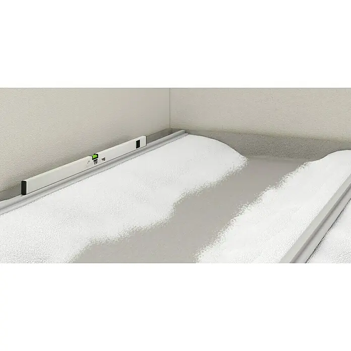 Fermacell Ausgleichsschüttung - 50 l - Das Bild zeigt eine Bodenausgleichsmasse, die mit einer Wasserwaage überprüft wird, um eine ebene Fläche zu gewährleisten. Perfekt für Renovierungsarbeiten.
