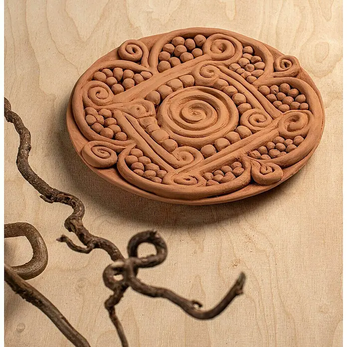 Glorex Hobby Time Softton - 1.000 g, Terracotta - Handgefertigte Terrakotta-Wandplatte mit einem dekorativen, spiralenartigen Design, das rustikale Eleganz verleiht.