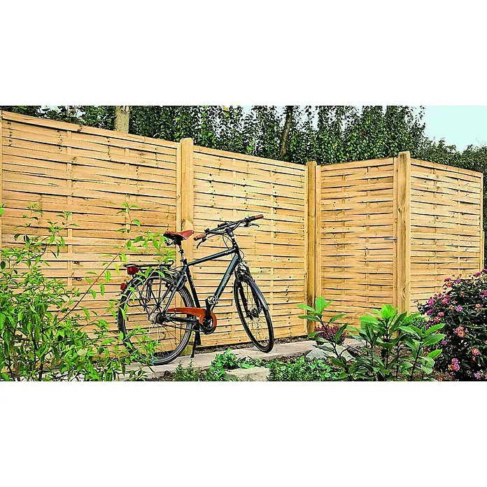 T & J Sichtschutzelement - 180 x 150 cm, Holz, KDI Grün - Ein Fahrrad lehnt an einem Holzzaun, umgeben von üppigem Grün und Blumen. Der Zaun bietet Privatsphäre und fügt sich gut in die Gartengestaltung ein.