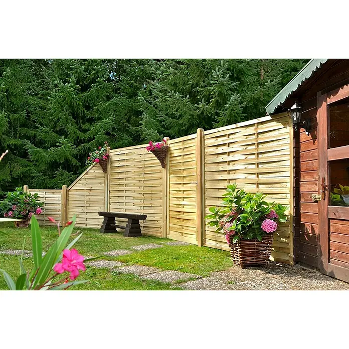 T & J Sichtschutzelement - 180 x 150 cm, Holz, KDI Grün - Eine Gartenszene mit einem Holzzaun im Flechtmuster, Blumenkörben und einer hölzernen Gartenlaube. Der Zaun bietet Privatsphäre und Struktur.