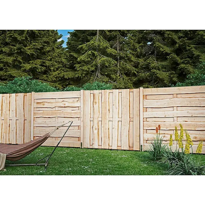 T & J Sichtschutzelement Lolland - B x H: 180 x 150 cm, Holz, Natur - Holzzaun im Garten mit Hängematte und Blumen. Der Zaun bietet Privatsphäre und fügt sich gut in die natürliche Umgebung ein.