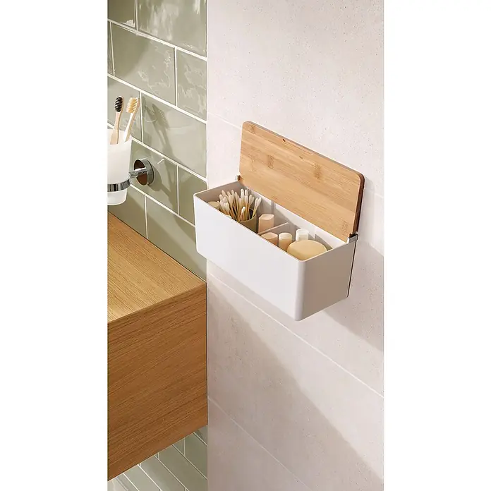 Tesa Caja de almacenaje Baboo M - L x An x Al: 24,2 x 10,2 x 11 cm, Plástico, Blanco y bambú - Un organizador de baño de pared en blanco con tapa de madera ofrece espacio para hisopos de algodón, jabón y otros elementos esenciales del baño.