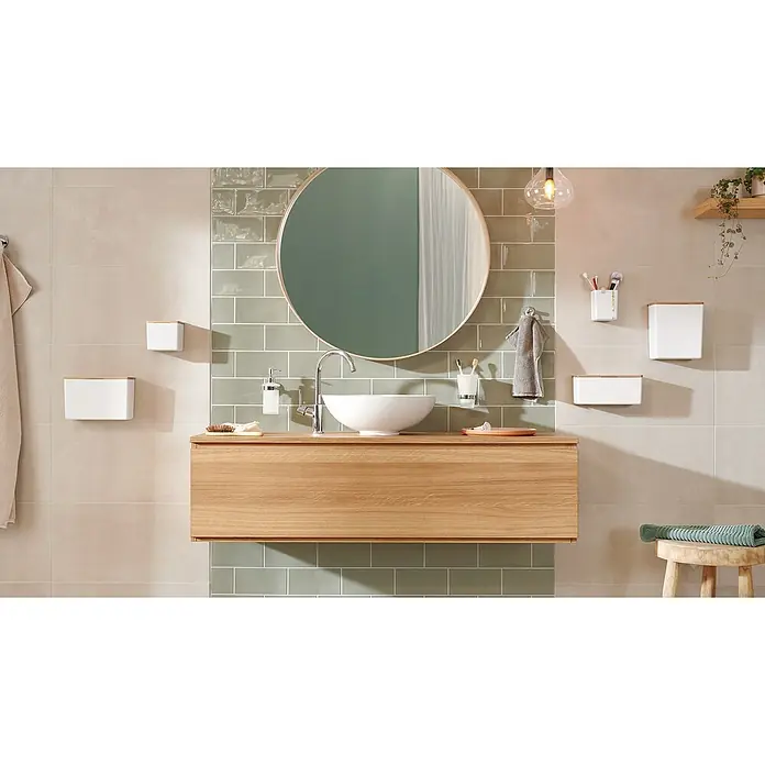 Tesa Caja de almacenaje Baboo M - L x An x Al: 24,2 x 10,2 x 11 cm, Plástico, Blanco y bambú - Interior de baño con mueble de lavabo de madera clara, espejo redondo y cajas de almacenamiento blancas.