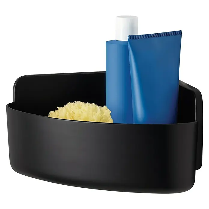 Tesa Cesta de baño angular Lavaa M - 20 x 20 x 12 cm, Plástico, Negro - Estante de esquina negro con una esponja de baño y botellas de champú azules. Solución de almacenamiento elegante y que ahorra espacio para la ducha.