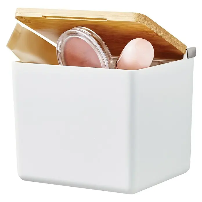Tesa Caja de almacenaje Baboo S - L x An x Al: 12,2 x 10,2 x 11 cm, Plástico, Blanco - Un recipiente de almacenamiento cuadrado blanco con tapa de bambú, ideal para organizar cosméticos o pequeños objetos con una estética limpia.