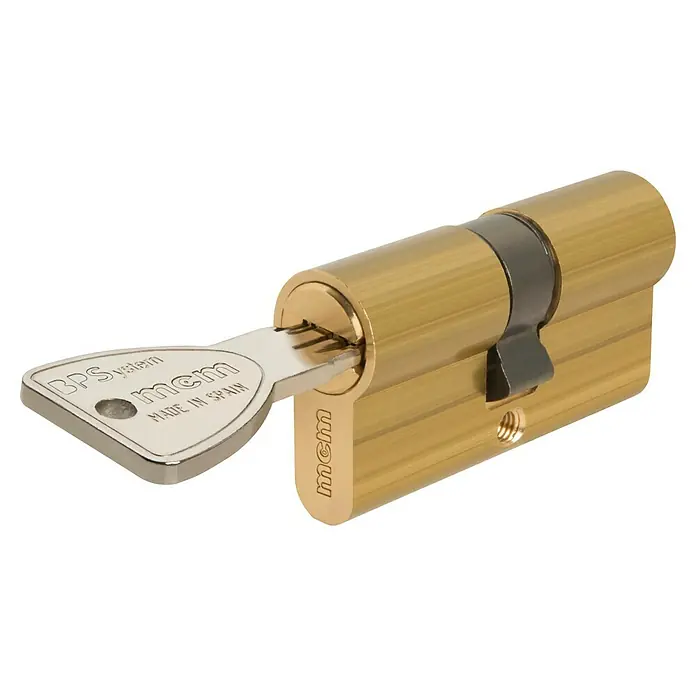 MCM Cilindro de perfil BPS - Longitud total exterior: 30 mm, Longitud total interior: 40 mm, Número de llaves: 5 ud., Oro - Un cilindro de bloqueo MCM con una llave MCM plateada, destacando el nombre de la marca y el lugar de fabricación.