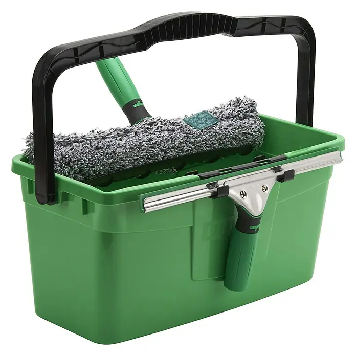 Unger ErgoTec Glasreinigungs-Set 3in1 Advanced Kit - 3 -tlg. - Ein grüner Eimer mit schwarzem Griff enthält Fensterreinigungswerkzeuge wie einen Einwascher und einen Abzieher.