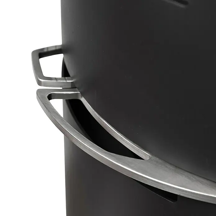 Aduro Kaminofen 17 - 7 kW, Raumheizvermögen: 350 m³, Material Verkleidung: Stahl, Schwarz - Nahaufnahme eines schwarzen Grills mit silberfarbenen Griffen, die ein elegantes und modernes Design aufweisen.