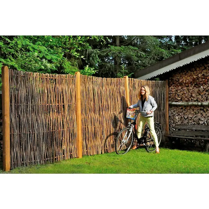 T & J Sichtschutzelement Baikal - 90 x 180 cm, Holz, Natur - Dichtzaun aus Weide mit einer Frau auf einem Fahrrad. Der Weidenzaun ist ein perfekter Sichtschutz für den Garten.