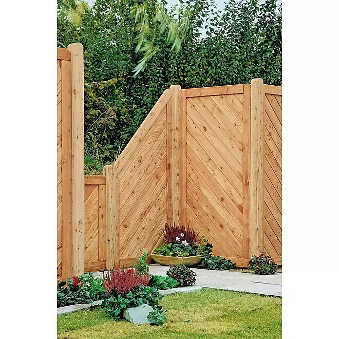T & J Sichtschutzelement Esbjerg - 180 x 150 cm, Holz, Natur - Gartenzaun aus Naturholz mit diagonalen Latten, in einem grünen Garten.
