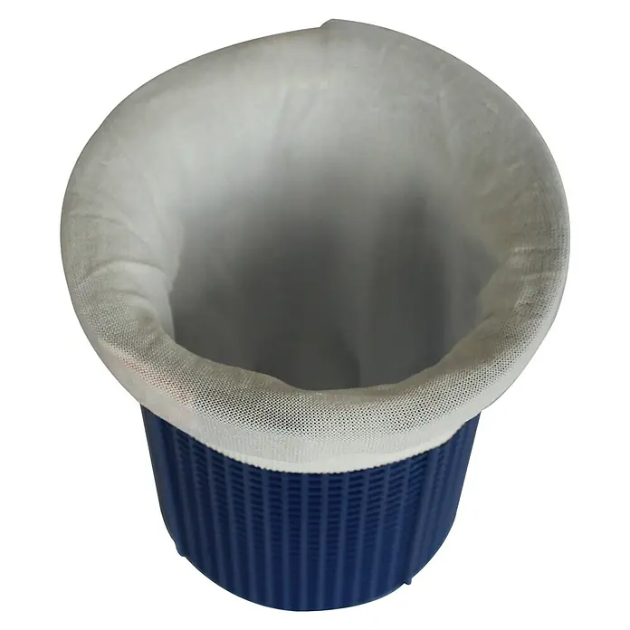 Malibu Filter-Socke - Polyamid, Geeignet für: Skimmer, B x L: 12 x 28 cm - Blaues Kunststoffeimer mit weißem Netzbeutel. Ideal für Reinigungsarbeiten oder zur Aufbewahrung kleiner Gegenstände.