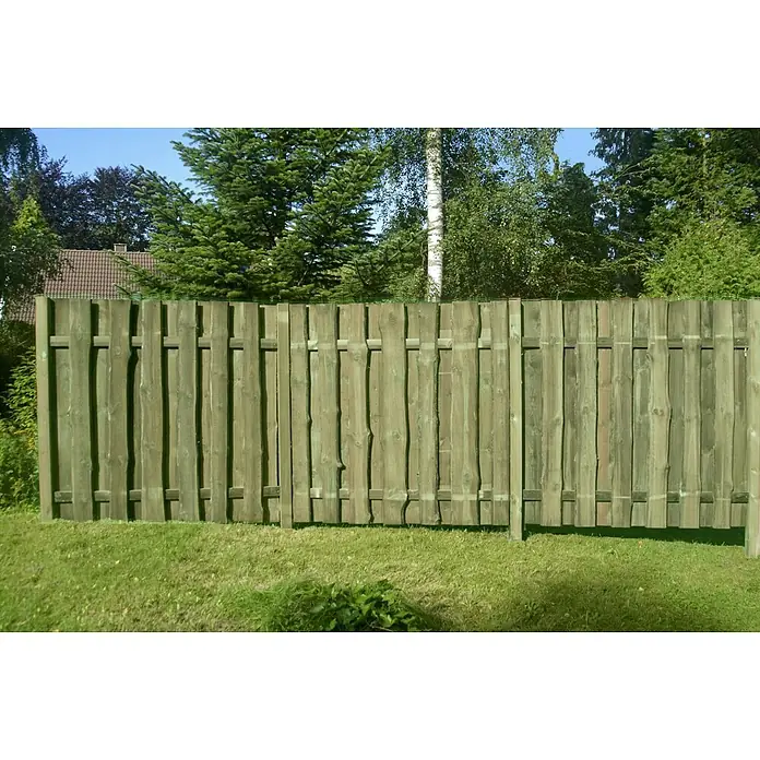 T & J Sichtschutzelement Fünen - B x H: 180 x 180 cm, Holz - Blick auf einen rustikalen Holzzaun vor einer grünen Gartenkulisse, der Privatsphäre und natürliche Ästhetik vereint.