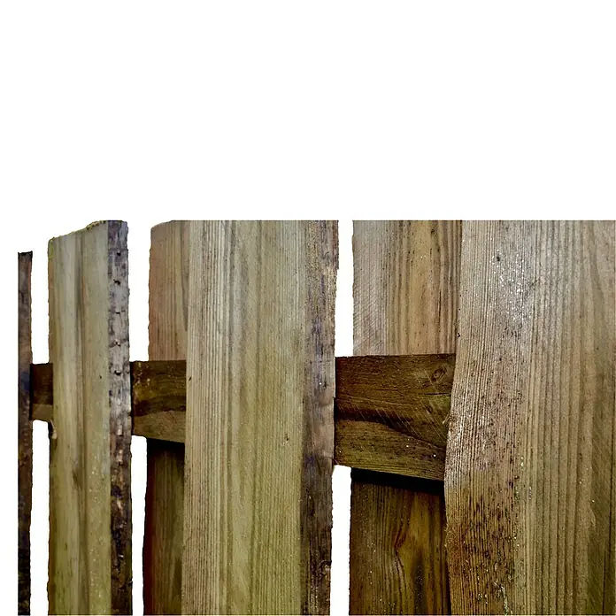 T & J Sichtschutzelement Seeland - B x H: 180 x 180 cm, Holz, Kesseldruckimprägniert braun - Nahaufnahme eines hölzernen Gartenzauns mit rustikalen Brettern und dunkleren Querstreben. Die Textur des Holzes ist deutlich sichtbar.