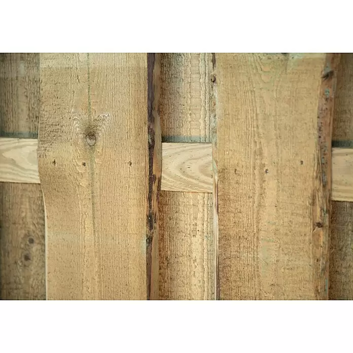 T & J Sichtschutzelement Fünen - B x H: 180 x 180 cm, Holz - Raue Holzbretter, hellbraun mit natürlicher Maserung und grünen Behandlungsspuren, befestigt.