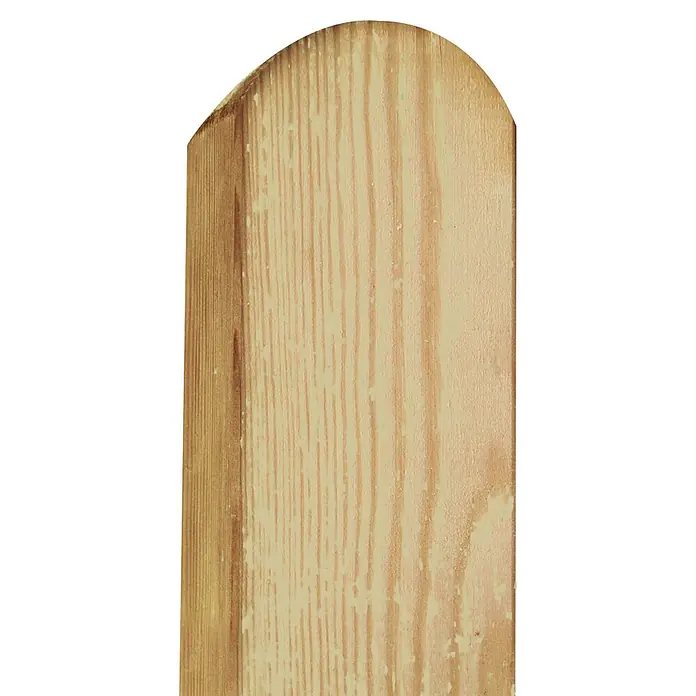 T & J Zaunpfosten - Höhe: 165 cm, Kesseldruckimprägniert grün, Holz - Nahaufnahme eines einzelnen, natürlich gefärbten, unbehandelten Holzpfostens mit abgerundeter Oberseite vor einem schwarzen Hintergrund.
