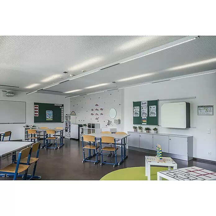 Hönle Luftreiniger SteriWhite Air Q600 - 31,5 x 86 x 86 cm, Wand-/Deckenmontage, Max. Luftleistung: 600 m³/h - Weiß-grauer StarWhite Air Luftreiniger an einer Klassenzimmerwand.