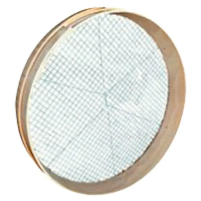 Tambor cribador Nº 3 - Diámetro: 50 cm - En la imagen se muestra un tamiz de harina con un marco de madera y una fina malla metálica, diseñado para tamizar harina.