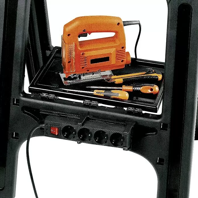 Lockweiler Unterstellbock SH 020 - Belastbarkeit: 200 kg, 2 Stk. - Orange Stichsäge und Handwerkzeuge auf einem schwarzen Arbeitsständer mit integrierter Steckdosenleiste.