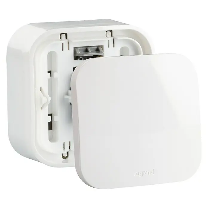 Legrand Forix Conmutador - Blanco, Montaje en superficie, 10 A - Primer plano de un interruptor Legrand blanco con la tapa removida, mostrando el mecanismo interno y el logo de la marca.