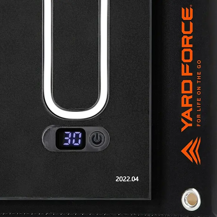 Yard Force Solar-Powerbank LX PB21 - 48,1 Wh, 65 x 28,5 x 1,5 cm - Nahaufnahme des Yard Force Produkts mit digitaler Anzeige und Markenlogo.