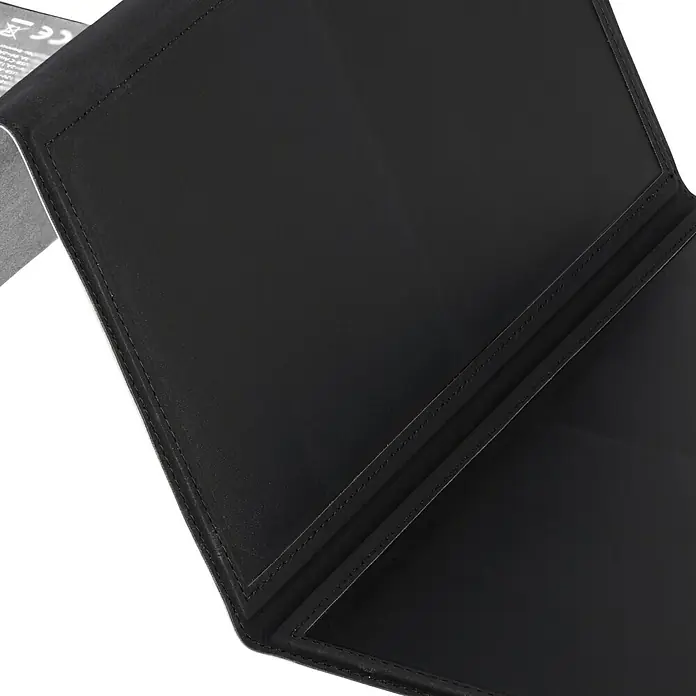 Yard Force Solar-Powerbank LX PB21 - 48,1 Wh, 65 x 28,5 x 1,5 cm - Nahaufnahme einer schwarzen Ledertasche, die hochwertige Verarbeitung und das schlichte Design des Produkts hervorhebt.