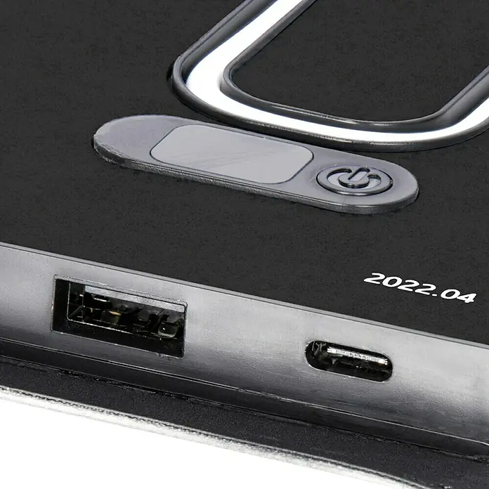 Yard Force Solar-Powerbank LX PB21 - 48,1 Wh, 65 x 28,5 x 1,5 cm - Nahaufnahme eines schwarzen elektronischen Geräts mit USB- und Typ-C-Anschlüssen, einem silbernen Ring und einem Netzschalter.