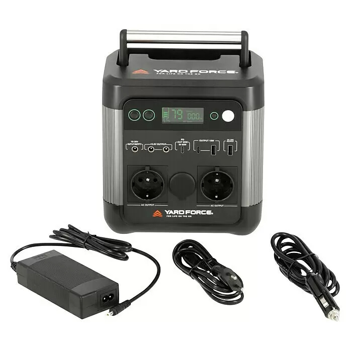 Yard Force Powerstation LX PS600 - 518 Wh, Nennleistung: 600 W, Max. Leistung: 1.200 W - Schwarz-graue tragbare Powerstation mit Griff, Digitalanzeige und verschiedenen Anschlüssen, gezeigt mit Netzteil, EU-Stromkabel und Autoladegerät.