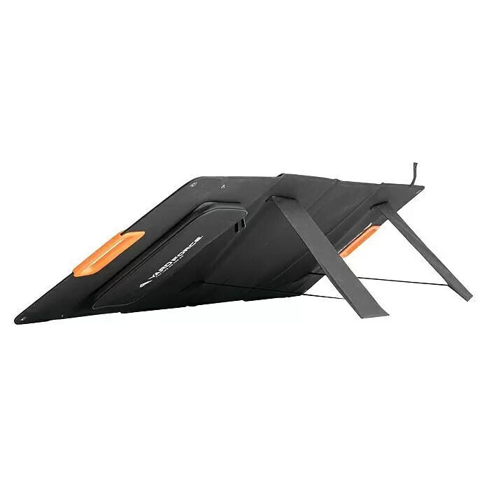 Yard Force Solarmodul Flex LX SPP10 - Max. Leistung: 100 W, 137 x 54 x 1,5 cm - Schwarzes faltbares Solarpanel mit orangefarbenen Akzenten, aufgestellt mit Stoffständern.