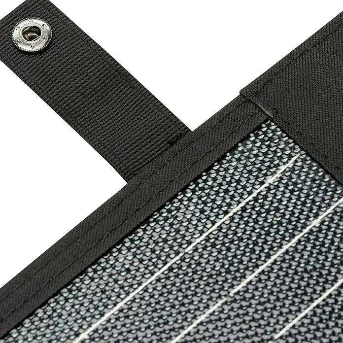 Yard Force Solarmodul Flex LX SPP10 - Max. Leistung: 100 W, 137 x 54 x 1,5 cm - Nahaufnahme eines Solarmoduls mit Öse und Tragegurt, ideal für umweltfreundliche Energielösungen und Outdoor-Aktivitäten.