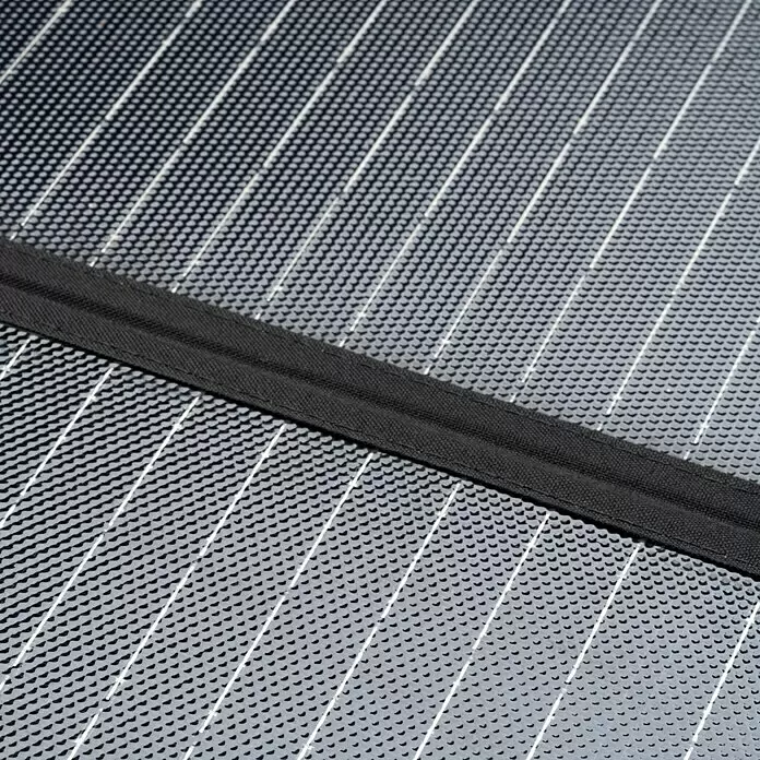 Yard Force Solarmodul Flex LX SPP10 - Max. Leistung: 100 W, 137 x 54 x 1,5 cm - Flexibles Solarmodul mit gemusterten grauen Zellen und weißen Linien, verbunden durch ein schwarzes Stoffband.