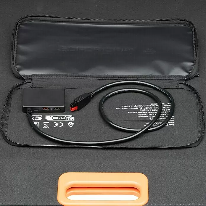 Yard Force Solarmodul Flex LX SPP20 - Max. Leistung: 200 W, 230 x 54 x 1,5 cm - Offenes schwarzes faltbares Solarladegerät mit Steuereinheit, Anschlüssen und Ladekabel, mit orangefarbenem Griff unten.