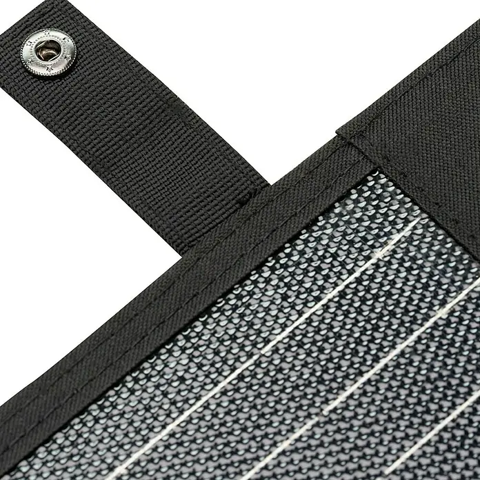 Yard Force Set Powerstation LX PS600 + Solarmodul Flex LX SPP20 - 518 Wh - Nahaufnahme eines schwarzen Paneels mit Öse und Gurtband, das die robuste Konstruktion und das detaillierte Design des Produkts hervorhebt.