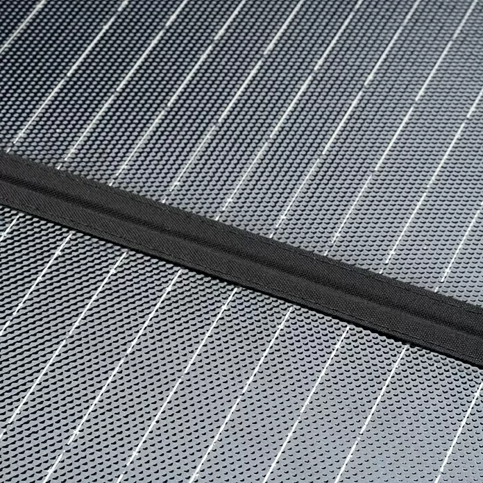 Yard Force Set Powerstation LX PS600 + Solarmodul Flex LX SPP20 - 518 Wh - Graues strukturiertes Material mit weißen Streifen und einem schwarzen Stoffband.