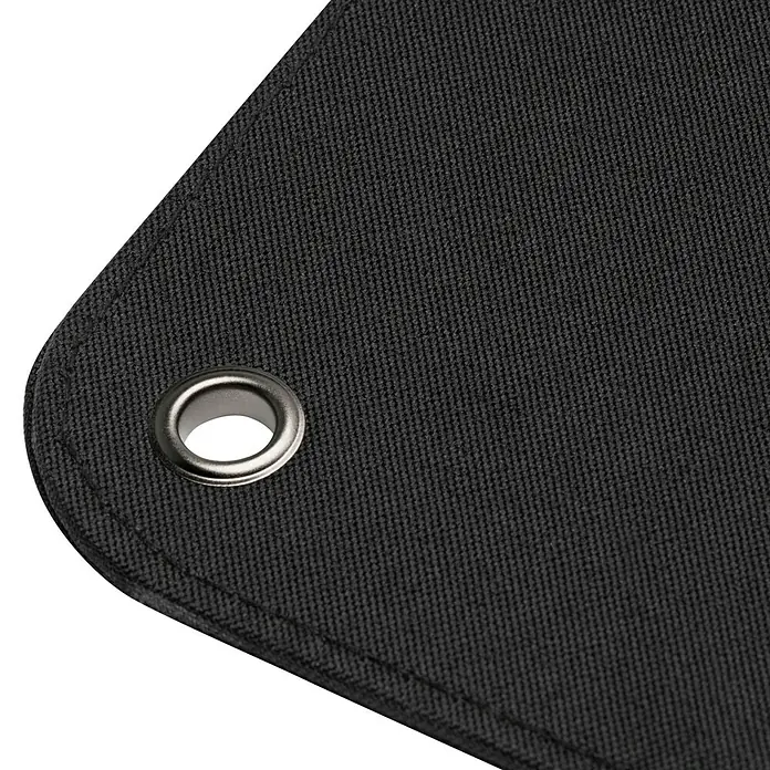 Yard Force Solarmodul Flex LX SPP20 - Max. Leistung: 200 W, 230 x 54 x 1,5 cm - Nahaufnahme eines schwarzen Stoffes mit einer silbernen Öse. Der Stoff hat eine feine Textur und ist sauber vernäht.