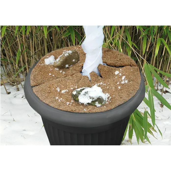 Kokosmulchscheibe - 60 cm - Schwarzer Pflanzkübel mit Kokosmatte, Steinen und Winterschutz für Pflanzen im Garten, ideal für winterfeste Pflanzen.