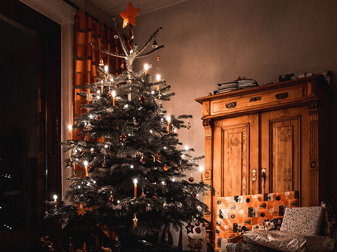Raum mit Weihnachtsbaum und Kaminofen