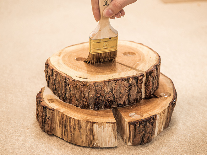 Adventskranz aus Baumscheiben: Holz einölen