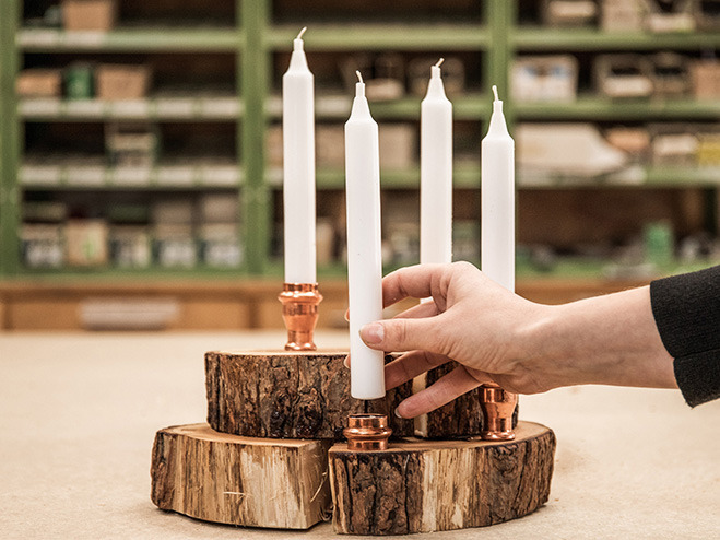 Adventskranz aus Baumscheiben: Kerzen einsetzen