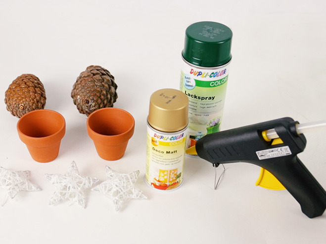 Material und Werkzeug für Weihnachtsbäume aus Tannenzapfen basteln