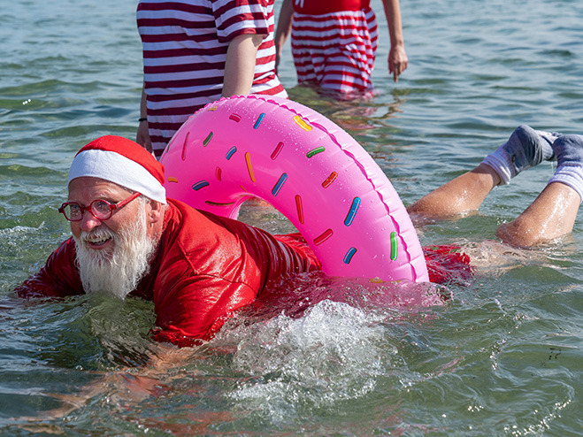 Weihnachtsmann mit Schwimmring