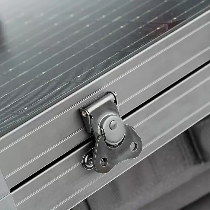 Technaxx Solarkoffer TX-215 - Max. Leistung: 100 W, 107 x 57 x 4 cm - Metallverschluss an einem dunkelgrauen tragbaren Solarpanel, zeigt seine Photovoltaikzellen und den Rahmen.