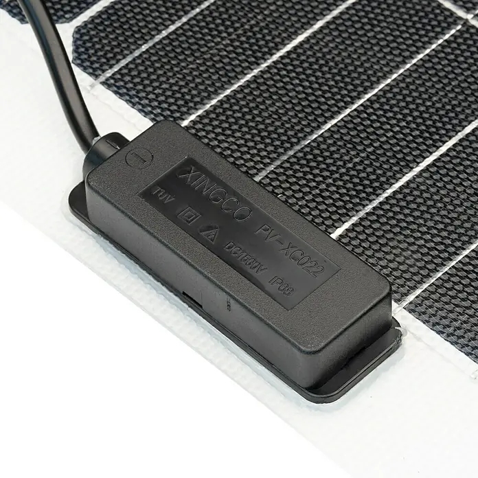 Technaxx Solarmodul flexibel TX-208 - Max. Leistung: 100 W, 0,3 x 108 x 53,5 cm - Nahaufnahme eines Solarmoduls mit einem schwarzen Anschlusskasten, der mit "XINGCO PV-XC022" und technischen Daten beschriftet ist.