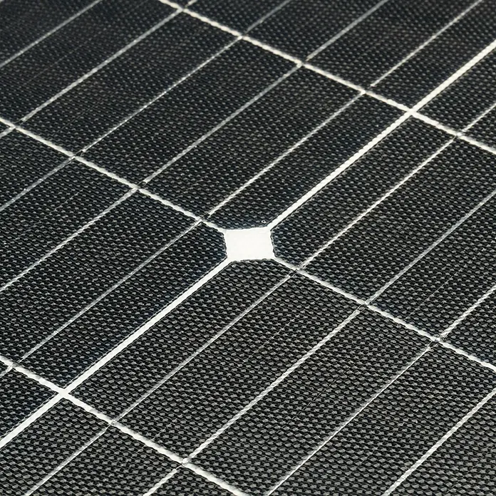 Technaxx Solarmodul flexibel TX-208 - Max. Leistung: 100 W, 0,3 x 108 x 53,5 cm - Nahaufnahme eines Solarpanels mit schwarzer Textur und weißen Linien. Ein Detail, das moderne Technologie zeigt.