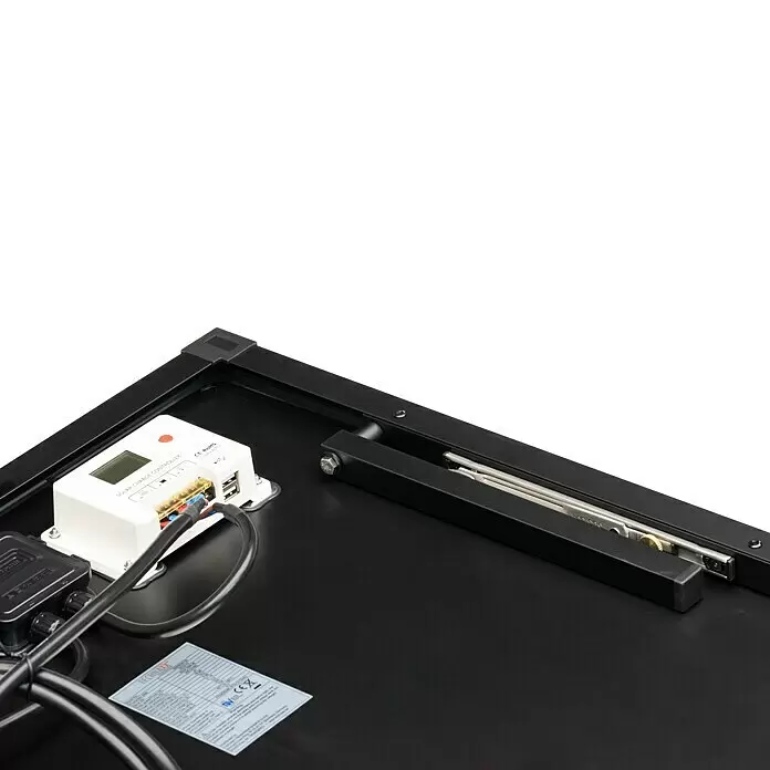 Technaxx Solarkoffer TX-215 - Max. Leistung: 100 W, 107 x 57 x 4 cm - Rückseite eines schwarzen Solarpanels mit weißem Laderegler, angeschlossenen Kabeln und Teil des verstellbaren Ständers.