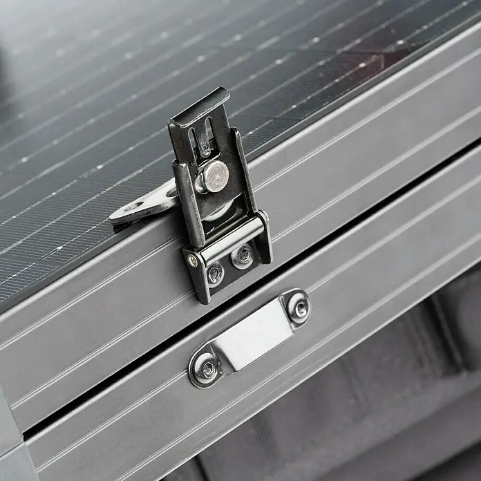 Technaxx Solarkoffer TX-215 - Max. Leistung: 100 W, 107 x 57 x 4 cm - Nahaufnahme des Verschlusses eines tragbaren Solarmoduls, der dessen robuste Bauweise und praktische Funktionalität hervorhebt.