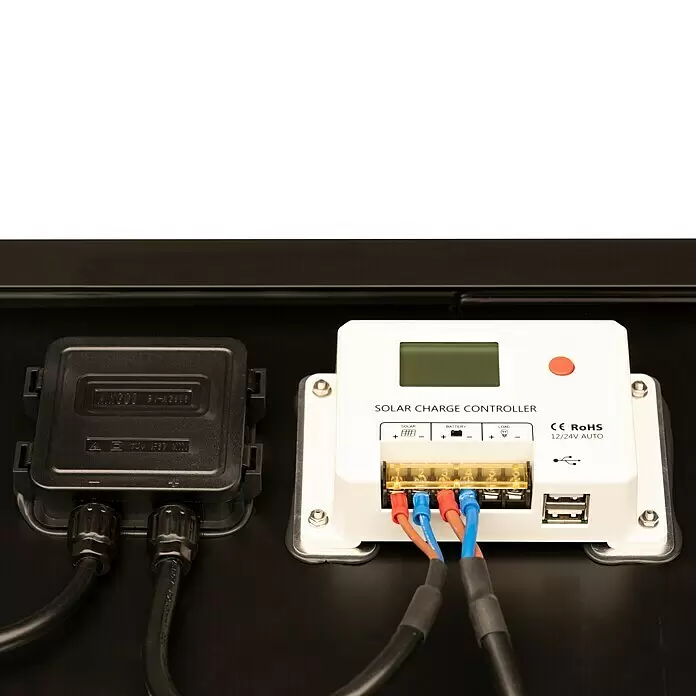 Technaxx Solarkoffer TX-215 - Max. Leistung: 100 W, 107 x 57 x 4 cm - Weißer Solarladeregler und schwarze Anschlussdose mit Kabeln, auf einer dunklen Platte montiert. Regler hat Display, Klemmen und USB-Anschlüsse.