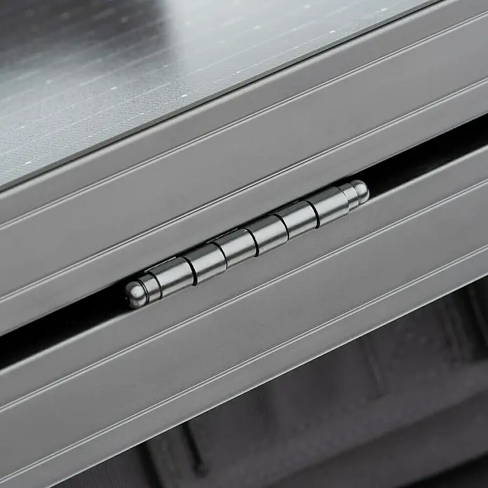 Technaxx Solarkoffer TX-215 - Max. Leistung: 100 W, 107 x 57 x 4 cm - Detailansicht eines robusten Scharniers an einem Produkt, das auf Langlebigkeit und Funktionalität ausgelegt ist.