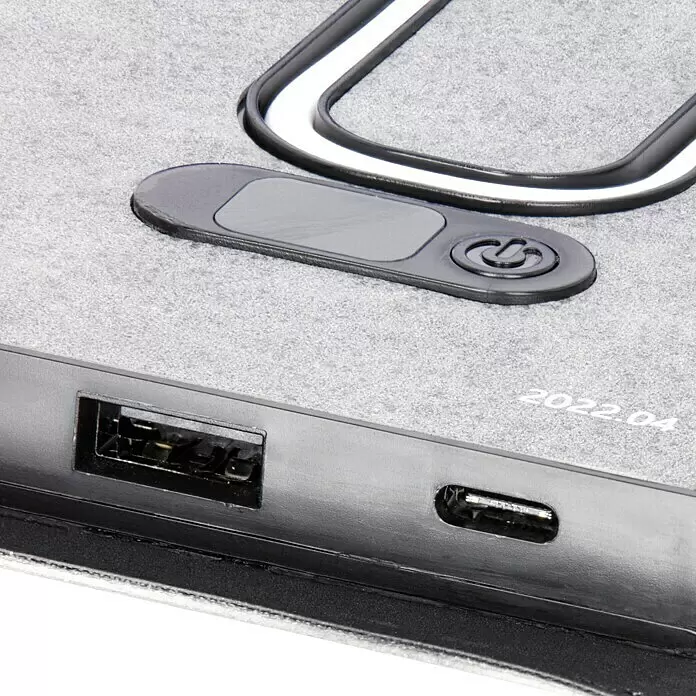 Yard Force Cargador solar LX PB21 - 48,1 Wh, 65 x 28,5 x 1,5 cm - Puertos USB-A y USB-C negros y botón de encendido en un dispositivo de fieltro gris, con etiqueta '2022.04'.