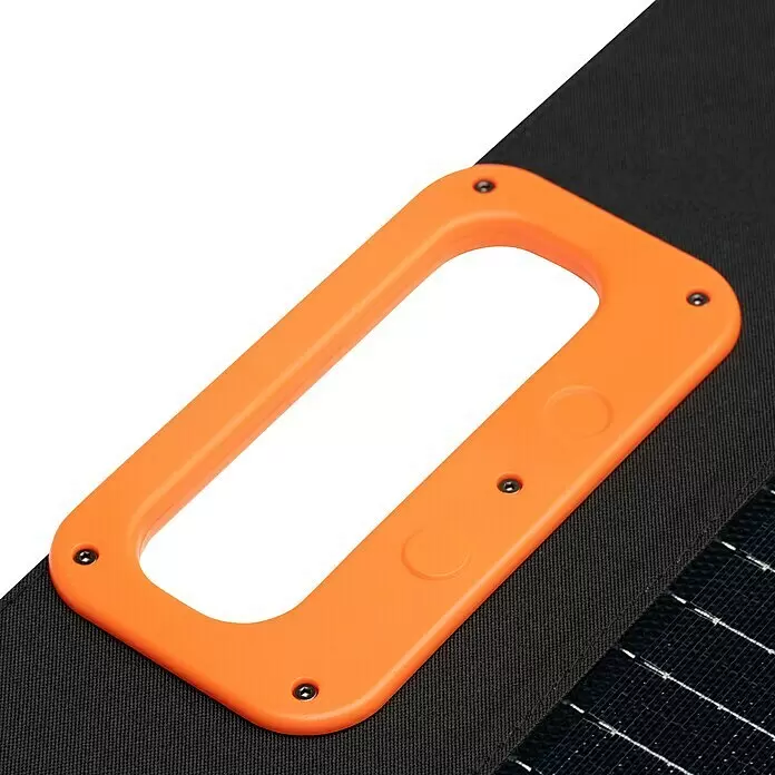 Yard Force Solarmodul Flex LX SPP10 - Max. Leistung: 100 W, 137 x 54 x 1,5 cm - Oranger Kunststoff-Tragegriff mit abgerundeten Ecken und Befestigungen, an einer schwarzen Stoffoberfläche befestigt.